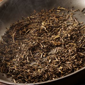 A tealevél sütése